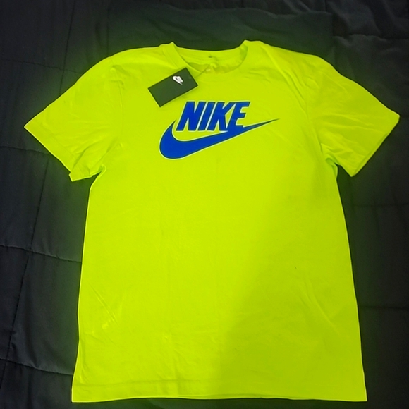 Nike lime green tshirt - Picture 2 of 4